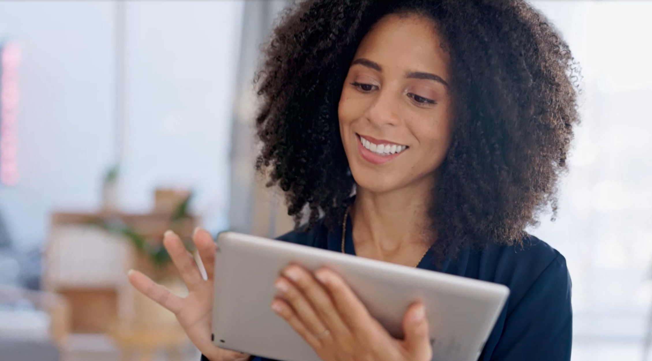 Vrouw gebruikt PRIOop laptop