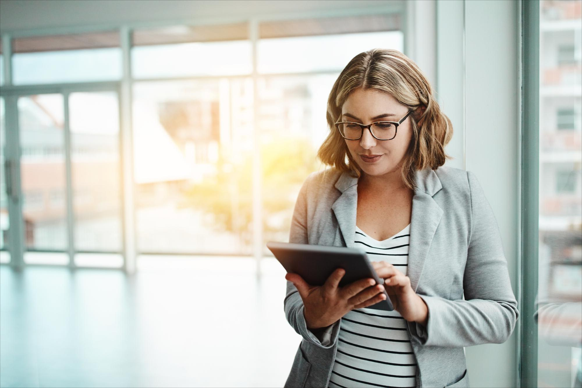 Vrouw gebruikt PRIO KMO Solutions op tablet